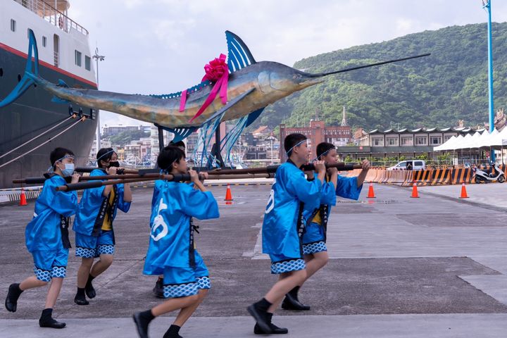 ▲南安國中旗魚陣迎賓表演。　圖：臺灣港務股份有限公司／提供