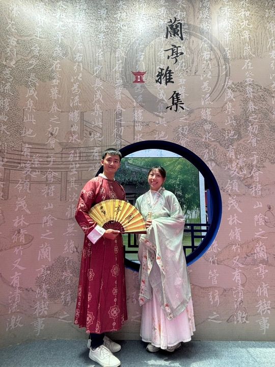 ▲穿上傳統服飾，在《蘭亭序》背景氣韻中感受文人墨客的曲水流觴。　圖：海峽兩岸旅遊交流協會台北辦事處／提供