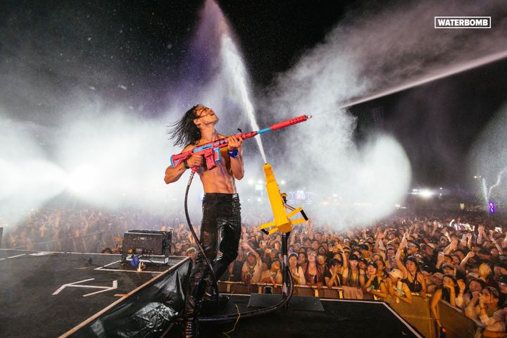 ▲韓國 Ｗaterbomb 音樂節的最大樂趣在於「打水仗」，場面盛大且有趣。　圖：KKday／提供