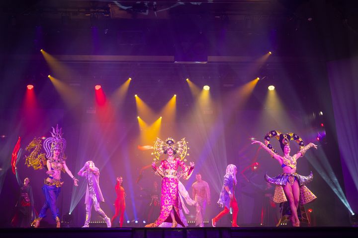 ▲名勝世界壹號世界級娛樂演出，今年表演節目也全面升級，有新派舞台劇、動畫幻術等精彩內容。　圖：名勝世界郵輪／提供