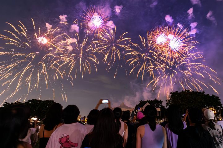▲首場耀動臺北主題煙火秀，吸引上萬民眾參加。　圖：臺北市政府觀光傳播局／提供