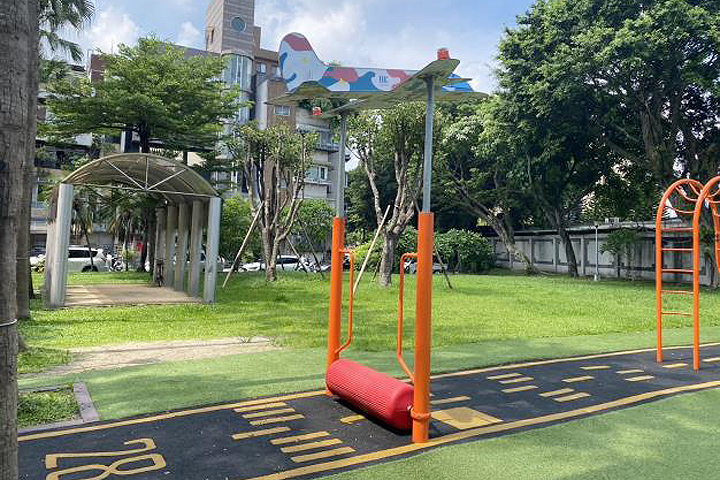 ▲民權公園遊戲場－飛機跑道及水平滾筒。　圖：臺北市政府工務局公園路燈工程管理處／提供