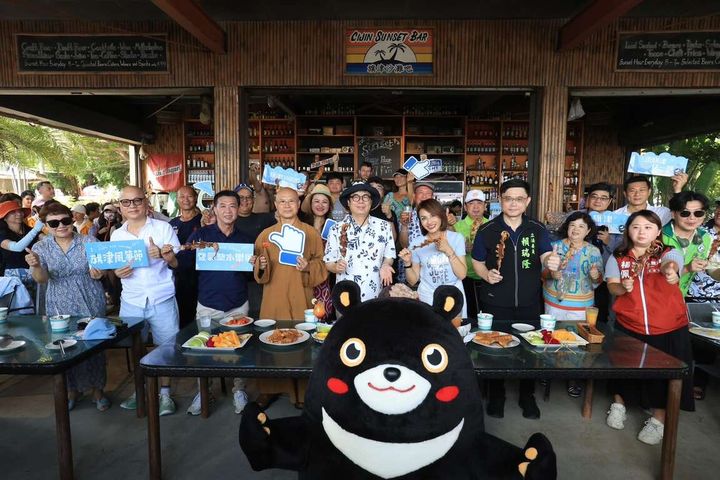 ▲市長與貴賓大啖旗津在地美食。　圖：高雄市政府觀光局／提供