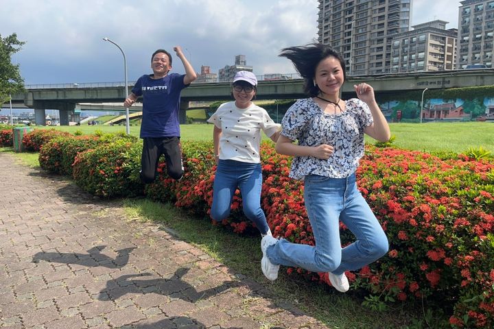 熱情仙丹見證好友默契，一起跳高高。　圖：新北市政府水利局／提供