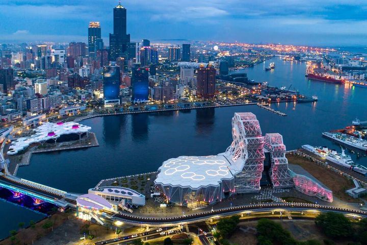 高雄亞洲新灣區吸引眾多遊客到訪。　圖：高雄市政府觀光局／提供