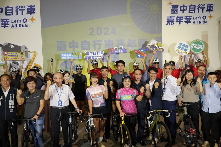 台中市政府觀旅局長陳美秀（前排左5）攜手公協會及貴賓宣示活動起跑。　圖：台中市政府觀光旅遊局／提供