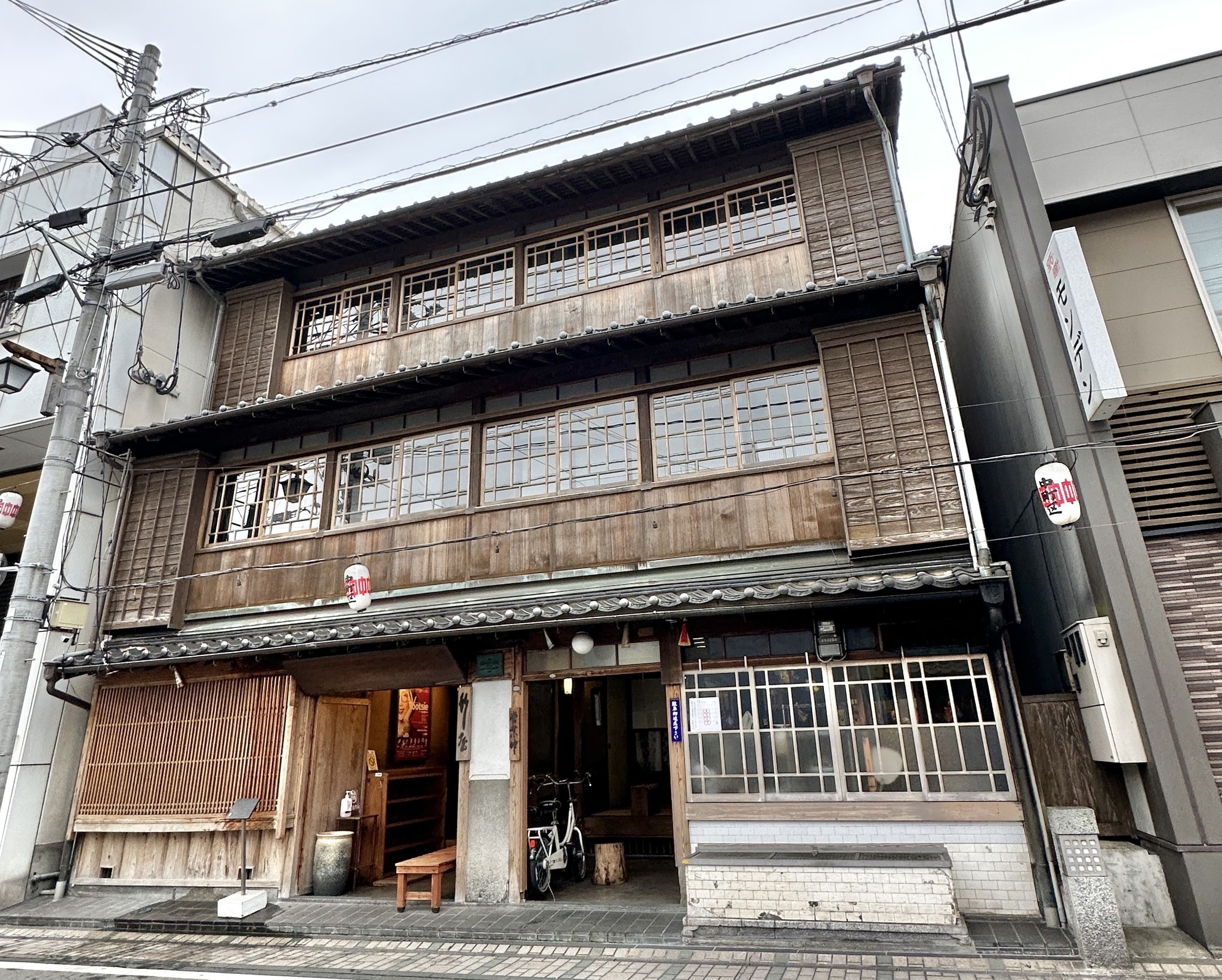 ▲3層樓木造建築的竹屋，散發著濃濃的大正情調，也被指定為有形文化財。 記者-蔡雅雯/攝