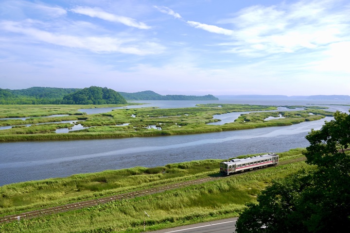道東秘境鐵道「花咲線」今年夏天即日起至9/30增設指定席，便利遊客欣賞絕景。　圖：JR北海道／提供