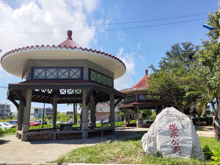 ▲鹽水公園周邊有香山圖書館、籃球場、觀海長廊等藝文設施。　圖：新竹市政府觀光工程科／提供