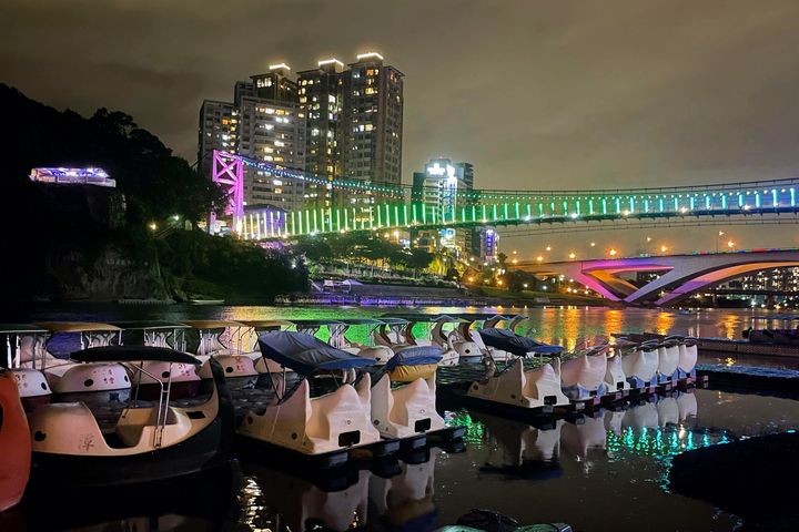 ▲碧潭吊橋8月推出全新主題「虹彩絮語」光雕動畫，彷彿彩虹劃過夜空。　圖：新北市政府觀光旅遊局／提供