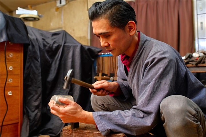東京銀器使用特殊的錘子來雕刻圖案等，加工技術也在不斷進步。　圖：©TCVB／提供
