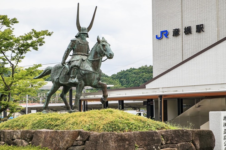 彥根車站前威武的銅像是井伊直政，興建出如今的日本國寶彥根城。　圖：翰斯輕旅攝／提供