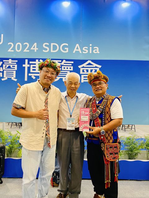 ▲簡慶發處長與安坡部落的原鄉藝文產業推廣協會蔣宗佑理事長與劉正胤總幹事一同出席頒獎典禮。　圖：茂林國家風景區管理處／提供