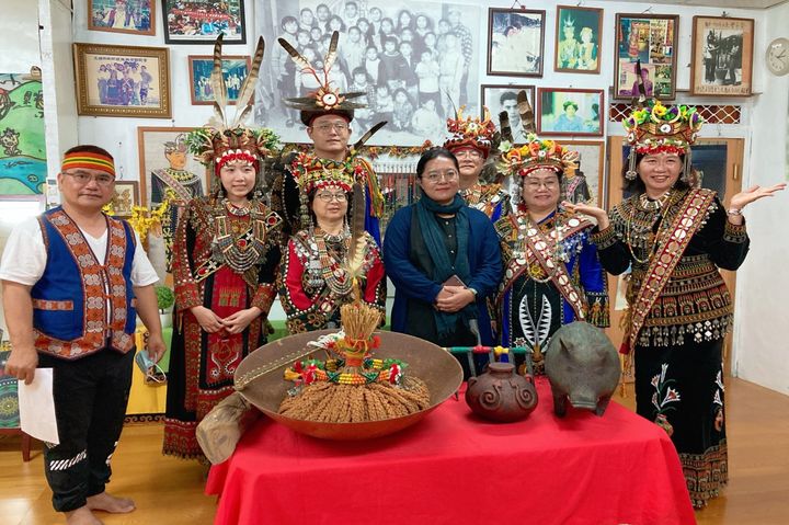 安坡部落結合族服體驗向遊客介紹排灣族傳統婚禮內涵。　圖：茂林國家風景區管理處／提供 