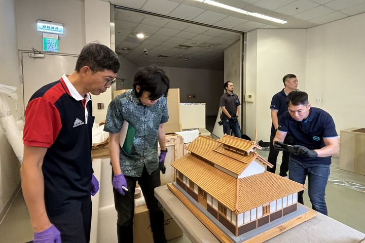 ▲何金樑主任(左1)與奈良雅史副教授(左2)一同點驗客發中心大阪式菸樓模型。　圖：客家委員會客家文化發展中心／提供