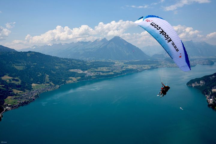 ▲因特拉肯雙人滑翔傘，可從空中鳥瞰依山傍水的小鎮風光。　圖：Klook／提供