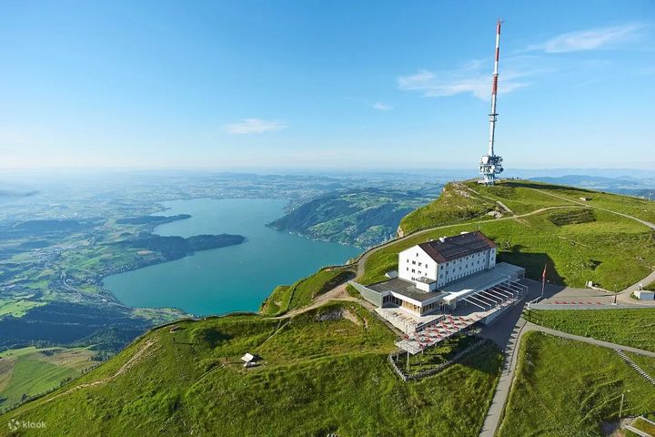 想為蜜旅增添郊遊樂趣的戀人，可嘗試瑞吉山之旅，跟隨女王腳步前進。　圖：Klook／提供