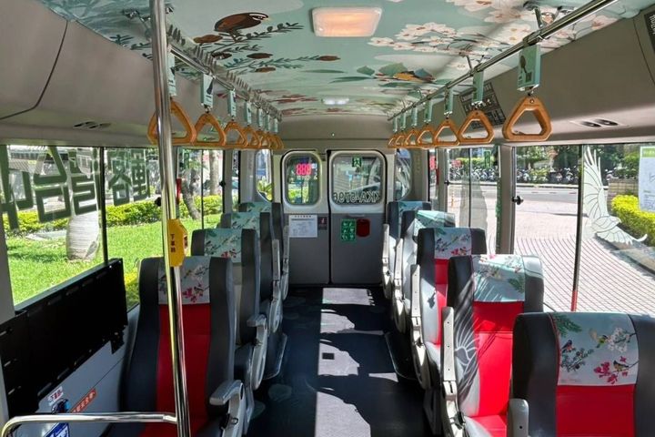 ▲台灣好行「889 大雪山線」的車體內裝設計充滿森林氛圍。　圖：臺中市政府觀光旅遊局／提供