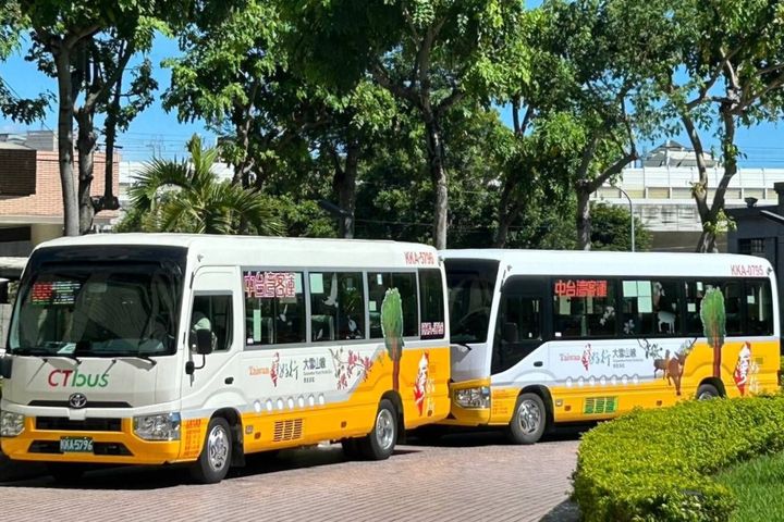 台灣好行「889 大雪山線」打造白天及黑夜大雪山生態的2部主題車輛-內外都精彩。　圖：臺中市政府觀光旅遊局／提供
