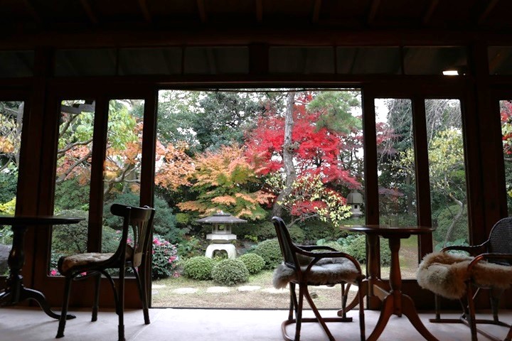 昭和之家的咖啡廳位子可以看到維護良好的日本庭園。　圖：©︎ENGAWA CAFÉ／提供