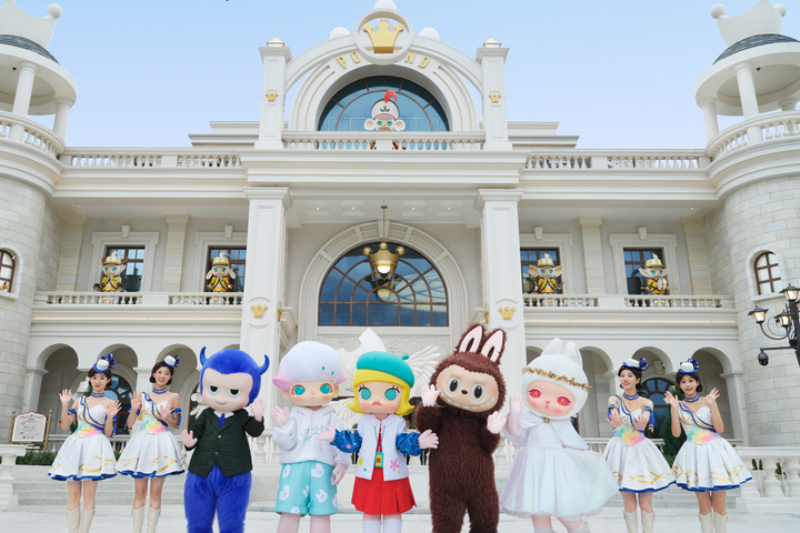 跟著潮玩旅行，海旅會攜手泡泡瑪特打造城市樂園（POP LAND）風格的沉浸式展區，展現文化旅遊魅力。　圖：海峽兩岸旅遊交流協會台北辦事處／提供