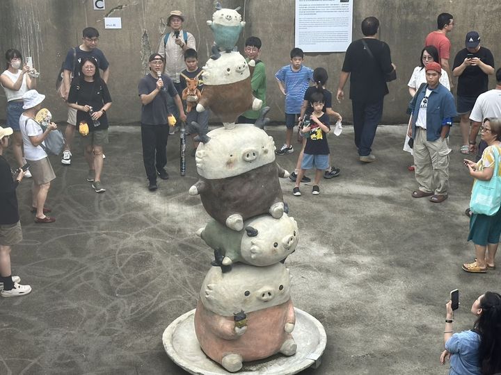 ▲銅雕作品「七龍豬」。　圖：屏東縣政府傳播暨國際事務處／提供