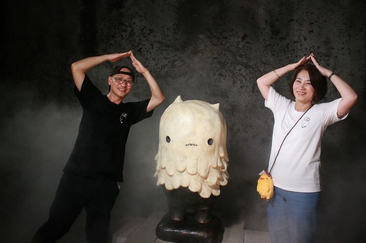 ▲2024屏東夏日狂歡祭，周春米與藝術家阿咧合影。　圖：屏東縣政府傳播暨國際事務處／提供