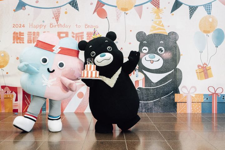 2025雙北世壯運吉祥物壯寶為好友熊讚慶生。　圖：臺北市政府觀光傳播局／提供 