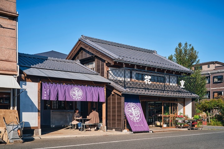 日本老字號花店「花重」進行翻修的咖啡廳「花重谷中茶屋」。　圖：©關拓彌／提供