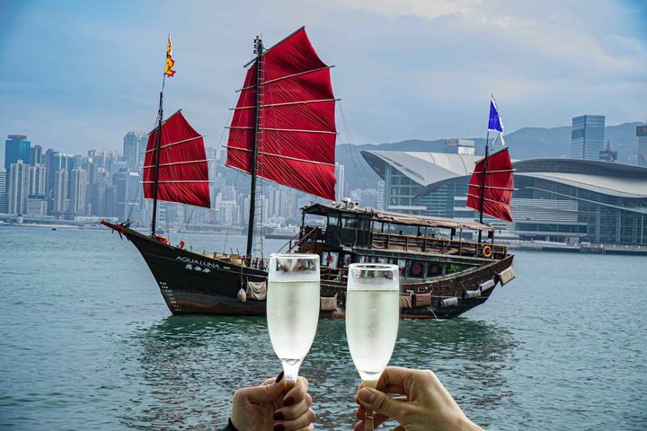 ▲搭乘中式帆船「張保仔號」可從海上近距離360度欣賞維多利亞港全景。【※ 禁止酒駕;未滿十八歲禁止飲酒。】 圖:香港旅遊發展局/提供