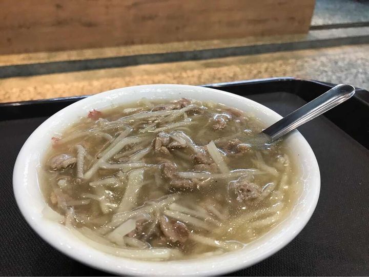 ▲首次入選必比登推介的「葉桑生炒鴨肉焿」，招牌鴨肉焿風味層次豐富。　圖：葉桑生炒鴨肉焿／提供