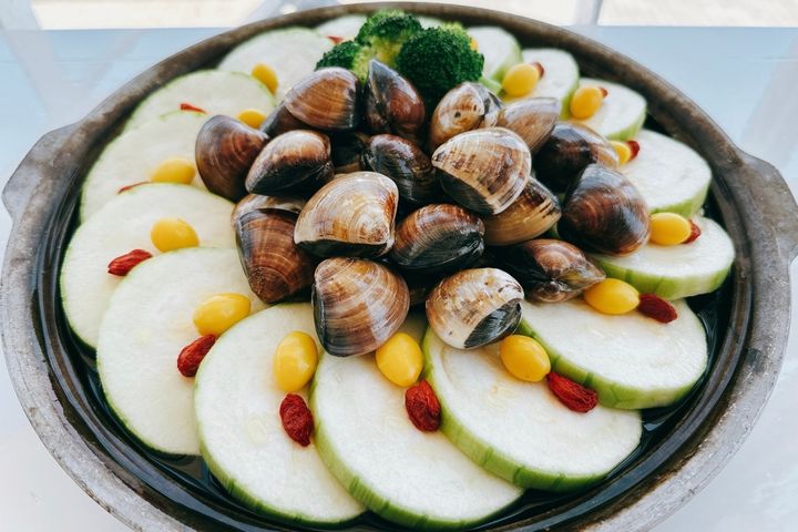 陶板鮮蔬文蛤。　圖：魚藏餐廳／提供 