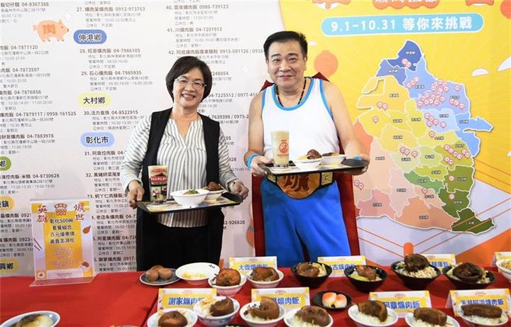 ▲「2024彰化爌肉飯節」記者會邀請藝人白雲身穿冠軍套裝扮成爌世英雄登場。　圖：彰化縣政府城市暨觀光發展處 ／提供