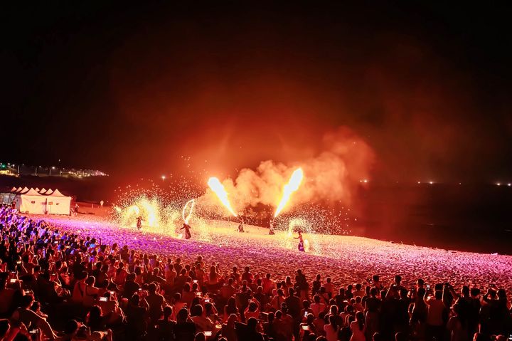 「北海夜金閃閃－2024北海潮與火」活動期間吸引大批遊客前往觀賞表演。　圖：新北市政府綠美化環境景觀處 ／提供