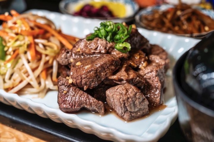 ▲可利用餐飲抵用金，於船上付費餐廳享用佳餚美饌或宵夜。　圖：名勝世界郵輪／提供