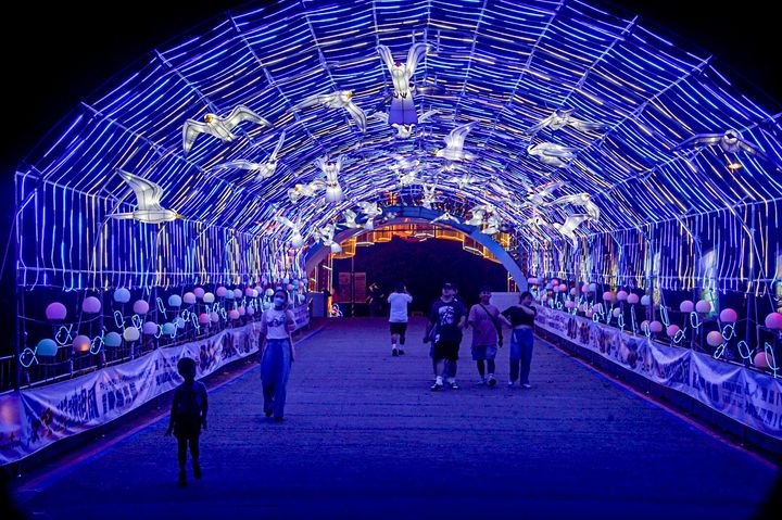 ▲沉浸式的燈光體驗讓民眾享受浪漫夜晚。　圖：澎湖國家風景區管理處／提供