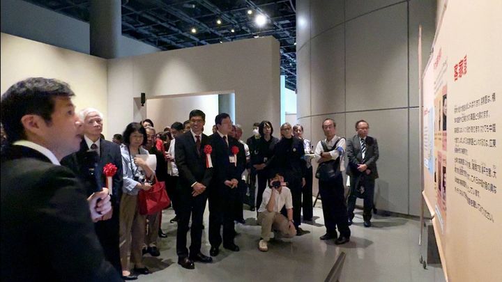 ▲「客家與日本－海外華人編織的另一部東亞關係史」於日本民博隆重開展，由河合洋尚教授導覽解說本次展覽內容。　圖：客家委員會客家文化發展中心／提供