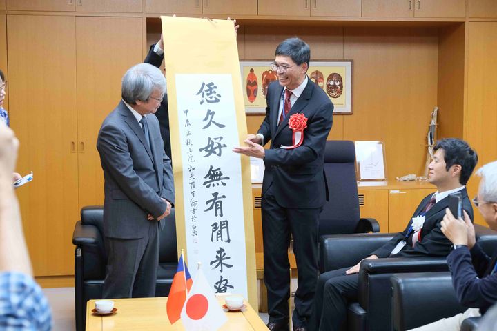 ▲客發中心何金樑主任與學者們拜會民博吉田憲司館長致贈客語書法。　圖：客家委員會客家文化發展中心／提供