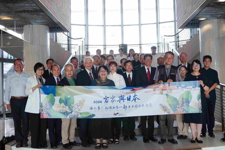 ▲「客家與日本－海外華人編織的另一部東亞關係史」特展學者們與客發中心同仁合影。　圖：客家委員會客家文化發展中心／提供