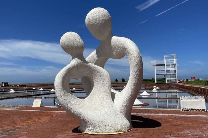 ▲「2024臺灣鹽生活節－鹽文化藝術嘉年華」展期為9/07-10/13，有7件大型及20件小型鹽，照片中鹽雕為〈永恆之愛〉，在北門展區。　圖：雲嘉南濱海國家風景區管理處／提供