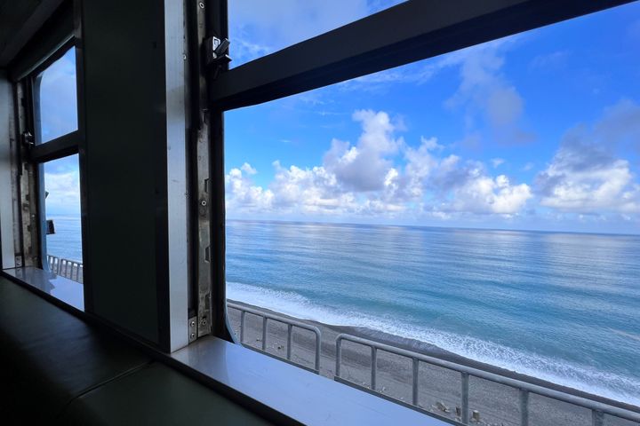 ▲從枋寮出發的藍皮解憂號 沿途山海美景盡收眼底。　圖：屏東縣政府／提供
