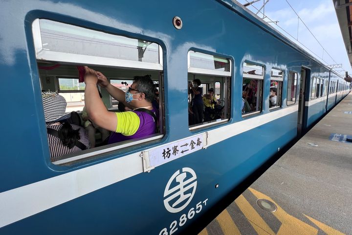 南國漫讀節「藍皮解憂號」之旅9/11開賣，邀您漫遊南迴鐵道走讀山海。　圖：屏東縣政府／提供