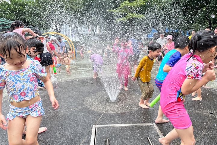 孩子們蜂擁而上讓水柱把自己全身打濕，玩得不亦樂乎。　圖：新北市政府水利局／提供