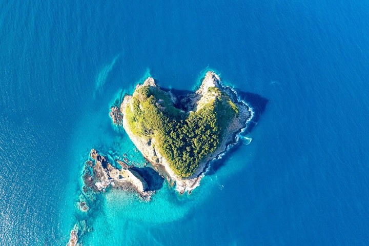 積丹半島右邊的美國島是個可愛的愛心島。　圖：北海道観光振興機構／提供