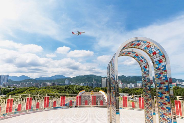 全新的玻璃磚裝置藝術，可以拍出和飛機同框的美圖。　圖：台北市政府工務局水利工程處／提供