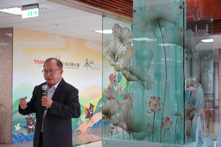 ▲「清心自在」是由108片玻璃堆疊而成、四周呈現雷射雕刻荷花朵朵的玻璃裝置藝術作品。　圖：參山國家風景區管理處／提供
