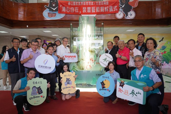 玻璃裝置藝術作品「清心自在」在霧峰聯合辦公園區參山處一樓大廳落成。　圖：參山國家風景區管理處／提供