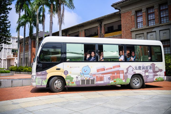 ▲「新竹觀光巴士－舊城巡禮線」串聯起舊城區各大景點，成為竹市區觀光的新亮點。　圖：新竹市政府整合行銷科／提供