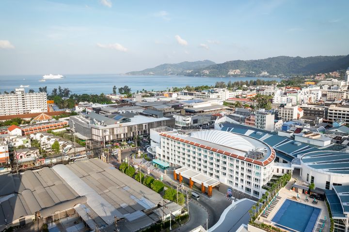 普吉島千琇悅酒店（M Social Hotel Phuket）於6/30盛大開幕，鄰近當地商店、酒吧和餐廳。 圖：普吉島千琇悅酒店／提供