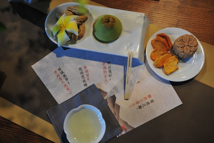 ▲茶點糕餅設計與詩詞卡，帶來清新美學意境。　記者-張偉浩／攝